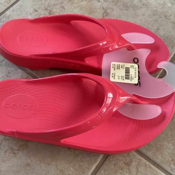 Oofos Womens size 7 neon berry - Picture 4 of 7